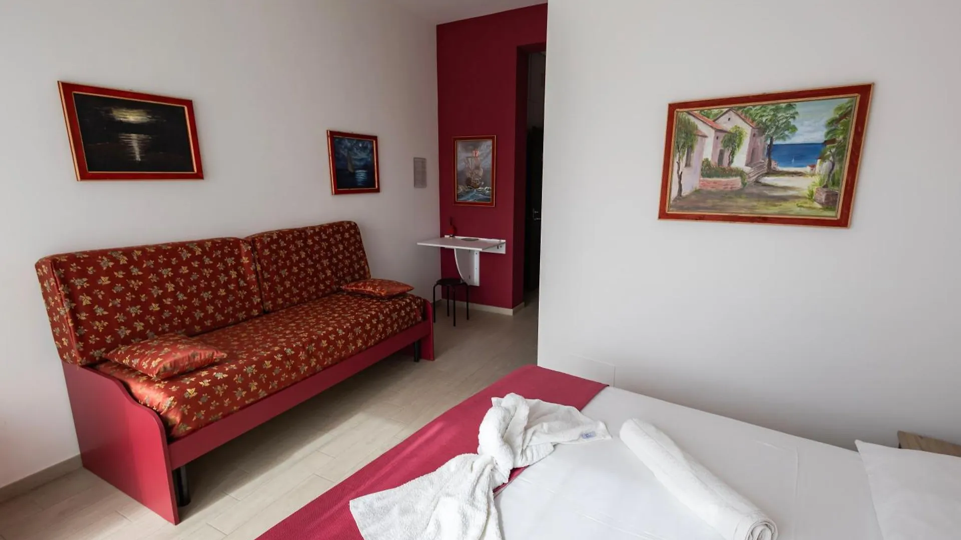 Palermonamour Art Gallery Suite
